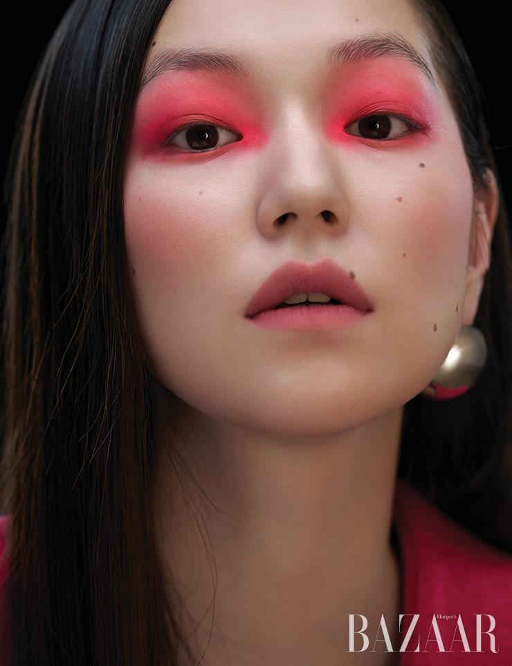 재킷은 Ganni. 귀고리는 스타일리스트 소장품.