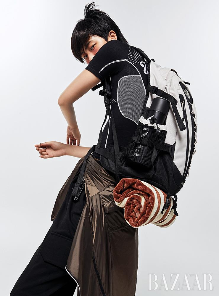 톱은 41만원 Off-White™. 팬츠는 Kolon. 허리에 묶은 윈드브레이커는 가격 미정, 백팩은 14만원 The North Face. 가방 옆에 꽂은 보틀은 25만원 Prada. 블랭킷은 7만원대 Patagonia.