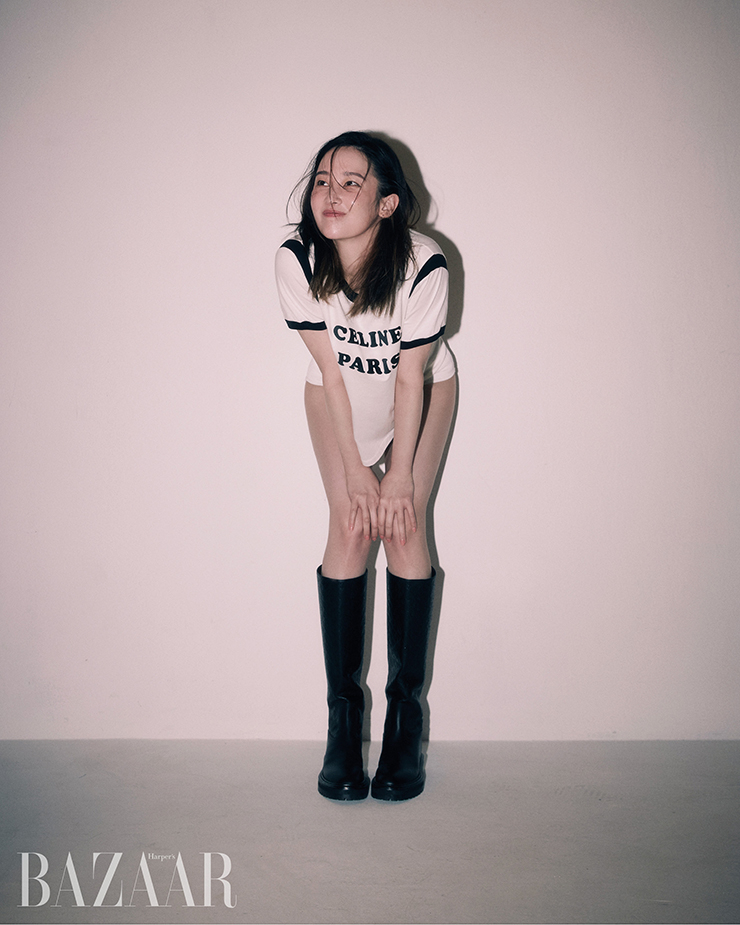 톱은 Celine. 신발은 Jimi Choo. 쇼츠는 스타일리스트 소장품. 
