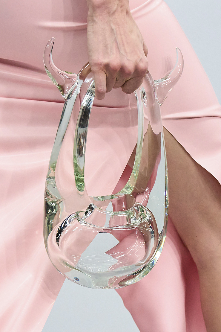 2022 F/W 시즌에 선보인 유리 소재 스와이프 백.