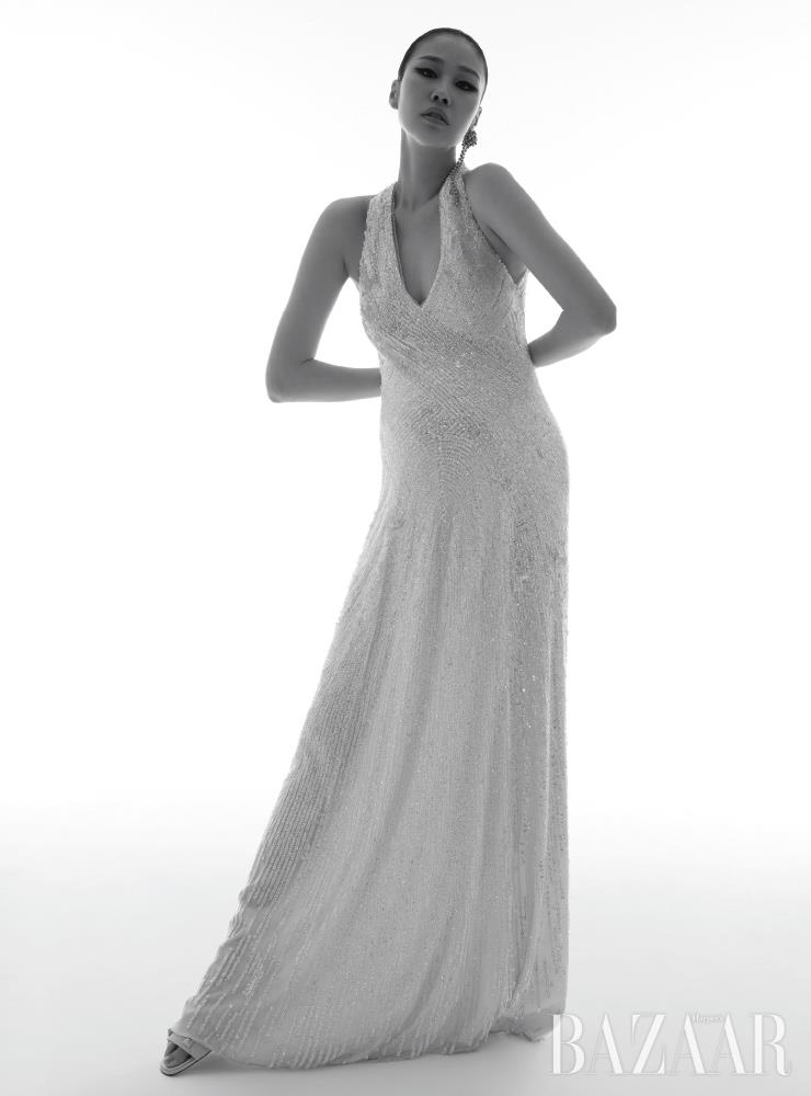 드레스는 Jenny Packham by Soyoo Bridal. 귀고리는 16만8천원 Recto. 슬라이드는 1백1만원 Valentino Garavani. 사진/ 김영준