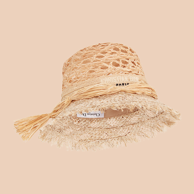 스트로 디테일 모자는 Dior. 