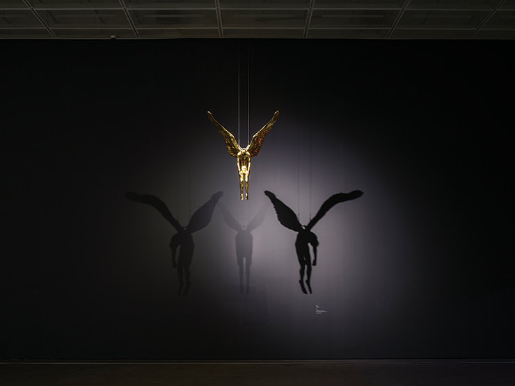 <천사>, 2022, 레진, 24K 금박, 스테인리스 스틸, 162x133x56cm.
