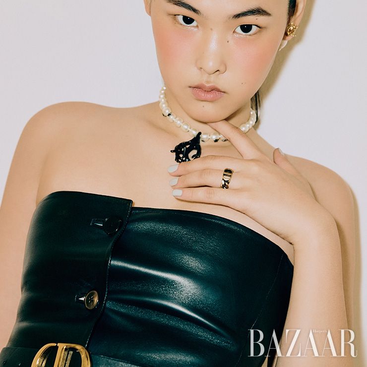 뷔스티에, 귀고리, 산호초 목걸이, 반지, 벨트. 모두 Dior.