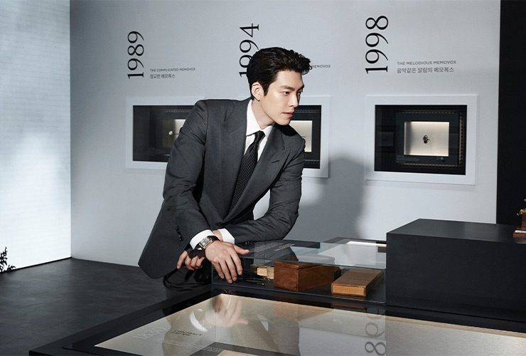 헤리티지 테이블을 감상 중인 김우빈.