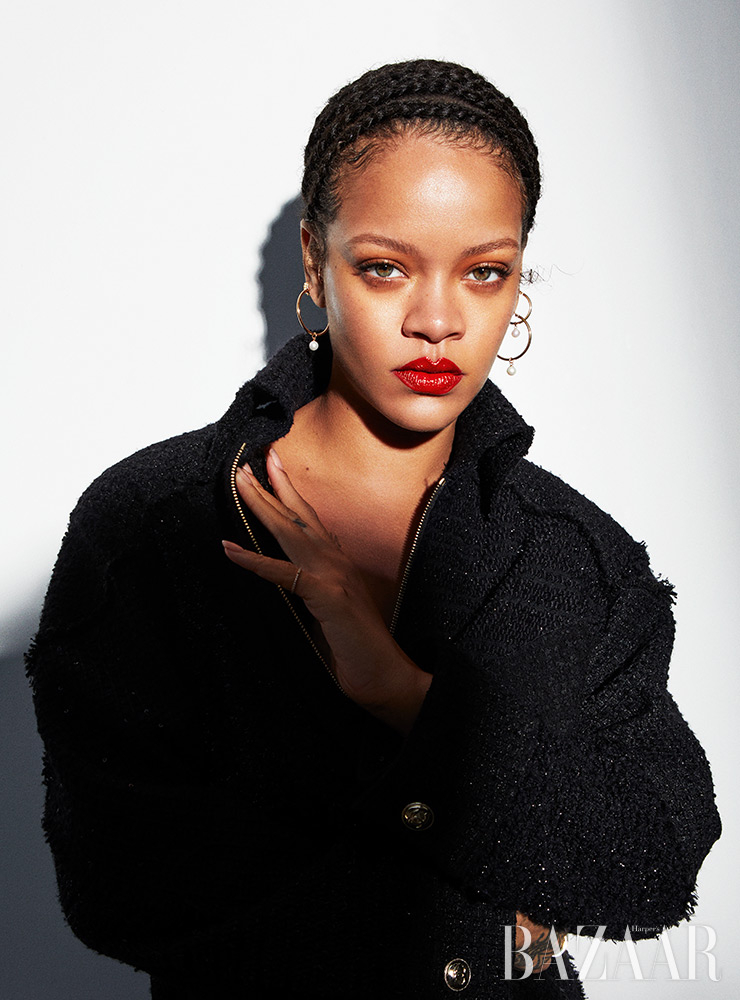 코트는 Chanel. 귀고리는 Mateo New York. 입술에는 Fenty Beauty ‘스터나 립 페인트 롱웨어 플루이드 립 컬러’(약 $25)의 언센서드 제품을 사용했다. 