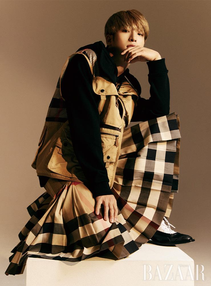 후드 스웨트셔츠, 베스트, 랩 스커트, 팬츠, 슈즈는 모두 Burberry.