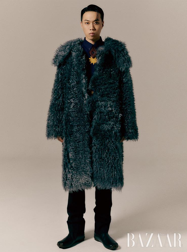 코트, 셔츠, 팬츠, 부츠는 모두 Burberry.