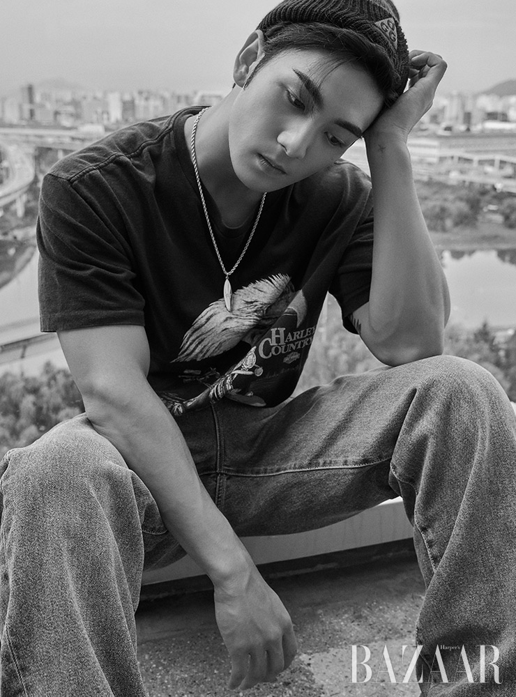 데님 팬츠는 Levi’s. 비니는 Nike. 목걸이는 Dior Men. 티셔츠는 스타일리스트 소장품.