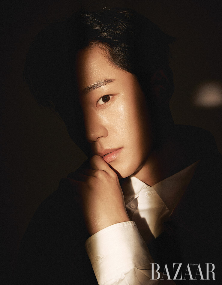 재킷은 Maison Margiela by Yoox. 베스트는 Miter Gentle Man by BOONTHESHOP. 화이트 셔츠는 스타일리스트 소장품. 