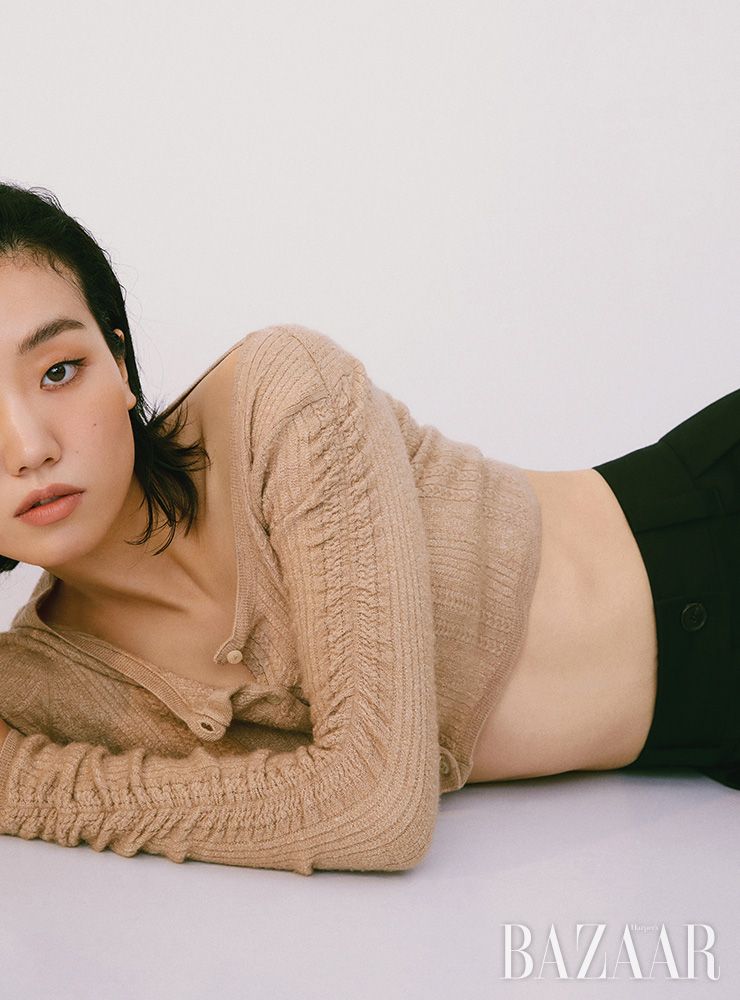 크롭트 카디건, 크롭트 팬츠는 모두 Miu Miu. 