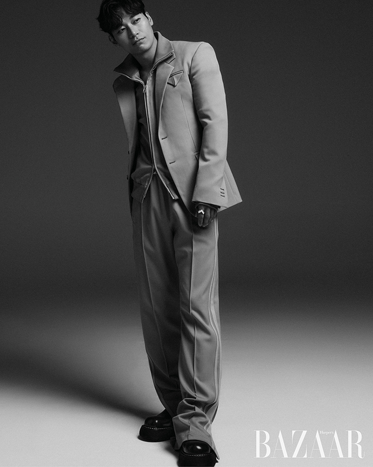 블레이저, 트랙 재킷, 트랙 팬츠, 반지, 슈즈는 모두 Bottega Veneta.