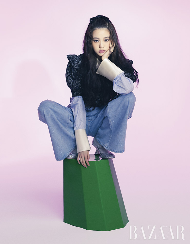 글리터 톱, 이너로 입은 스트라이프 셔츠, 데님 팬츠, 크리스털 펌프스는 모두 Miu Miu. 삭스는 스타일리스트 소장품.   
