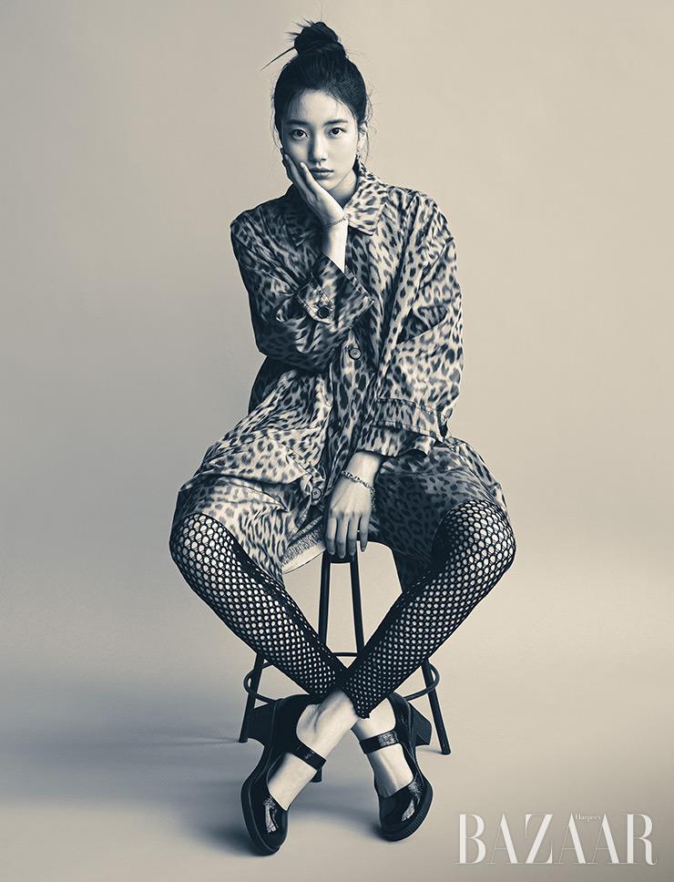 미차 패턴 코트, 피시넷 레깅스, 귀고리, 팔찌, 메리제인 슈즈는 모두 Dior.