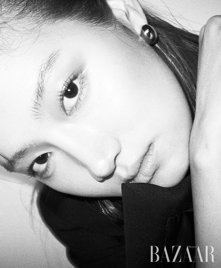 재킷은 S/E/O. 슬리브리스 톱은 & Other Stories. 팬츠는 Win Li. 귀고리는 Engbrox.