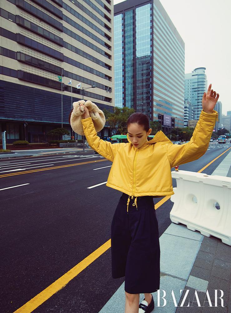 패딩 재킷, 버뮤다팬츠, 로퍼, ‘토즈 셔츠’ 백은 모두 Tod’s.