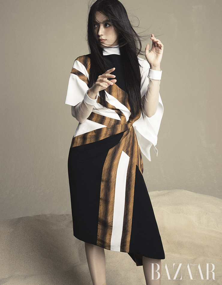 플래그 프린트 드레스, 이너로 입은 터틀넥 보디수트는 Burberry.