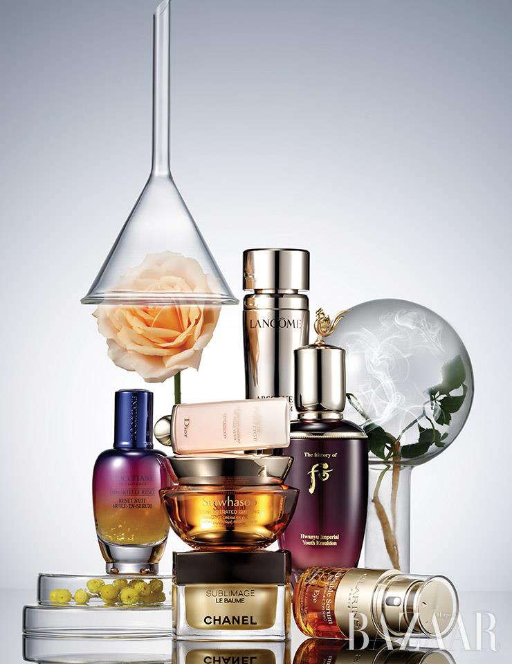 (위부터 시계 방향) Lancôme 압솔뤼 더 세럼 42만원대. The History of Whoo 환유 로션 24만원. Clarins 더블세럼 아이 10만5천원대. Chanel 수블리마지 르 바움 50만8천원. L’occitane 이모르뗄 리셋 오일 인 세럼 50ml 12만3천원. Dior 디올 프레스티지 르 마이크로-세럼 드 로즈 이으 어드밴스드 25만원대. Sulwhasoo 자음생크림 소프트 60ml 27만원대.