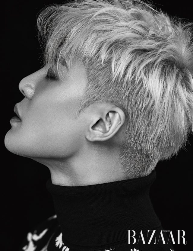 스웨터는 Dior Homme 제품.