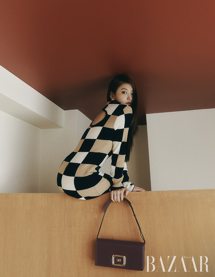 ‘비브 쇼크’ 백은 Roger Vivier. 니트 드레스는 Wnderkammer. 귀고리는 Thiers.
