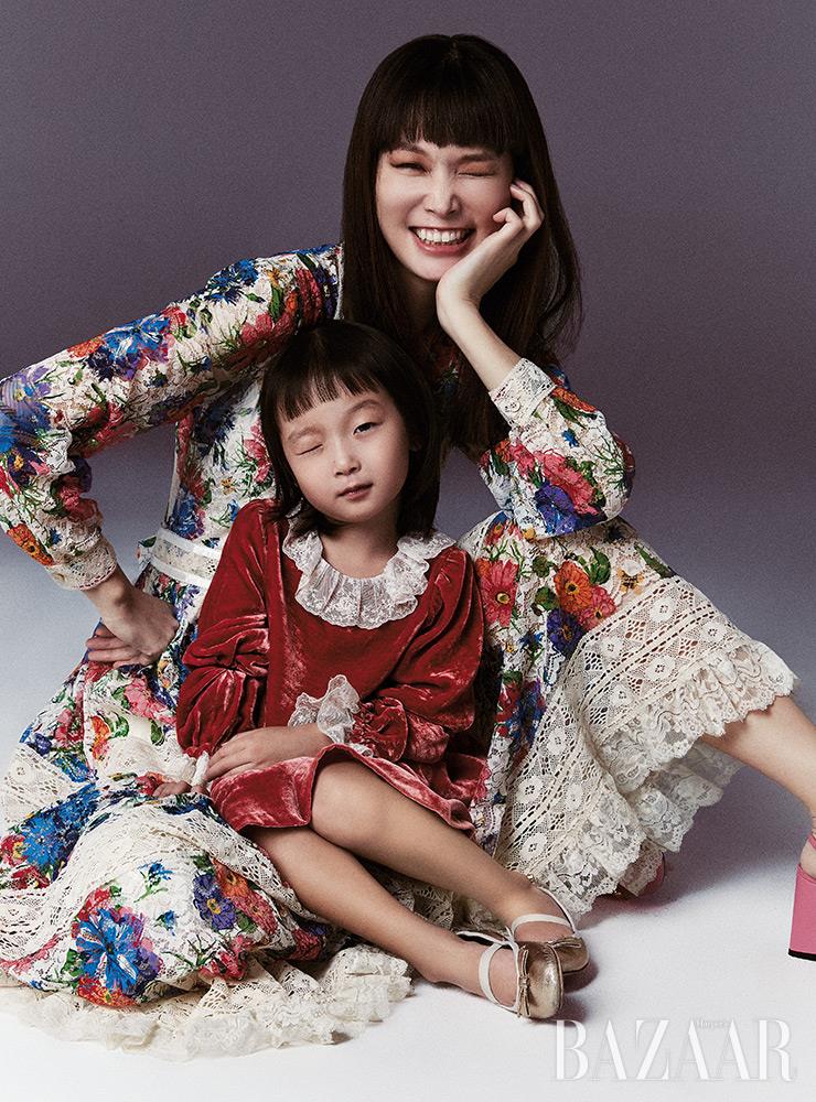 송경아가 입은 맥시 드레스, 슈즈는 Gucci. 헤이가 입은 벨벳 원피스는 Bonpoint. 슈즈는 Zara.