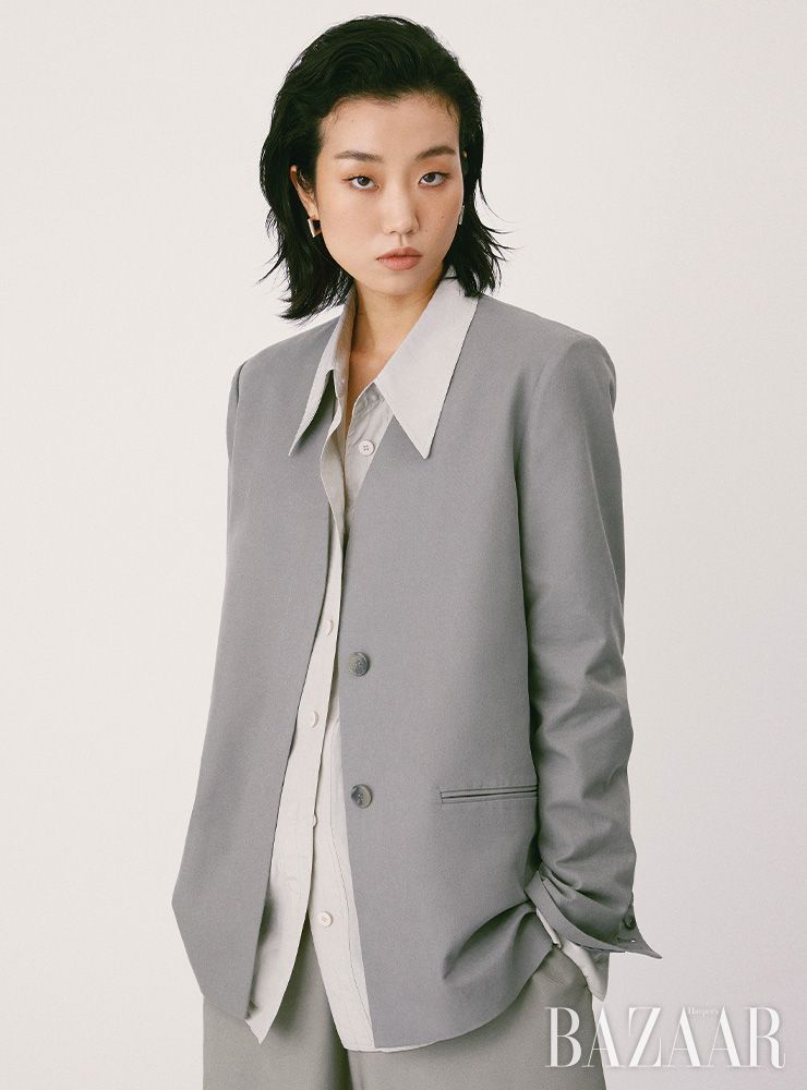 오버사이즈 셔츠는 Low Classic. 칼라리스 블레이저, 버뮤다 팬츠는 모두 Leha. 실버 귀고리는 Engbrox. 