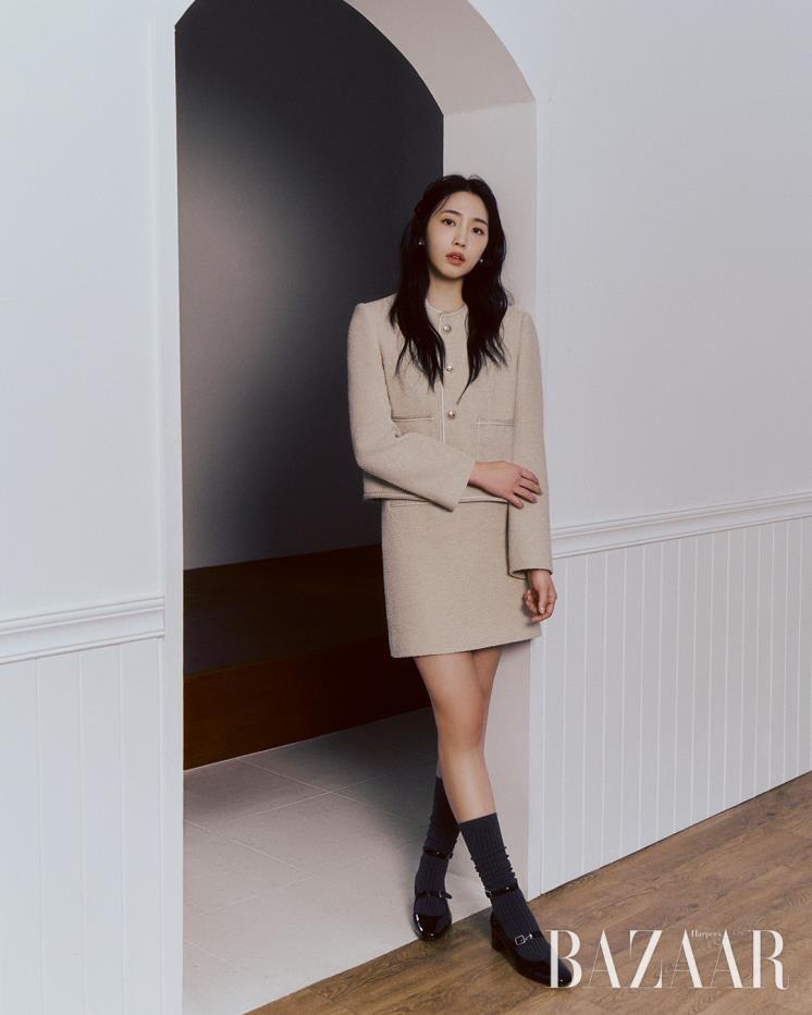 라운드넥 트위드 재킷은 42만9천원, 트위드 미니스커트는 19만9천원 모두 On&On.