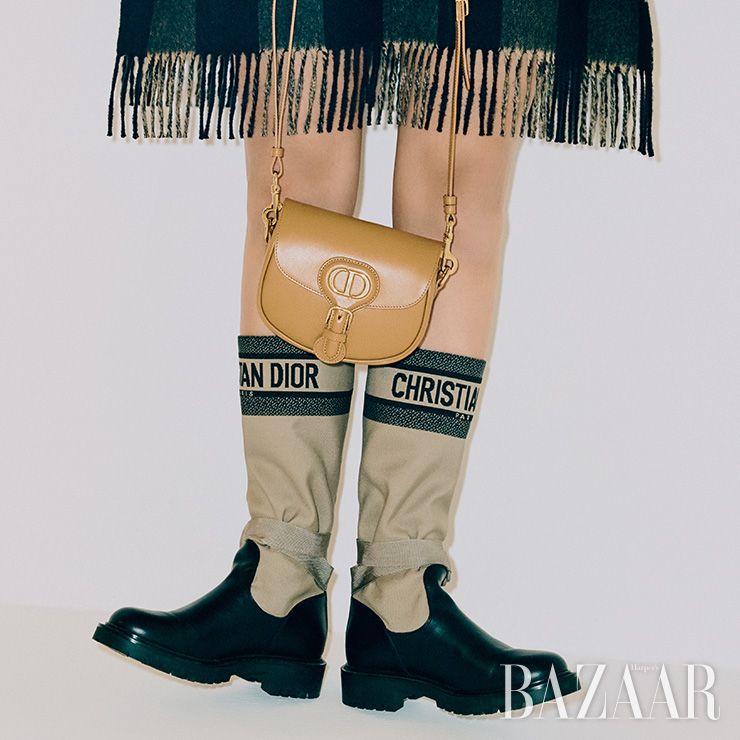 체크 판초, ‘카멜 스몰 바비’ 백, 미드 부츠. 모두 Dior.