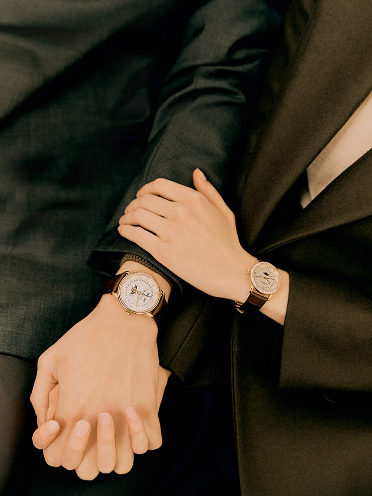 (왼쪽부터) [빌레레 컴플리트 캘린더] 월, 일, 요일을 모두 표시하는 컴플리트 캘린더 그리고 6시 방향에 블랑팡의 상징인 오묘한 표정의 문페이즈와 세컨드 핸즈가 사리잡고 있는 워치. 3천만원대. [빌레레 우먼 데이트 문페이즈] 33mm 사이즈로 문페이즈 캘린더를 탑재한 새로운 여성 모델 타임피스. 남성 모델과 마찬가지로 밸런스 스프링을 실리슘으로 제작한 것이 특징이다. 2천6백만원대, 모두 블랑팡. 