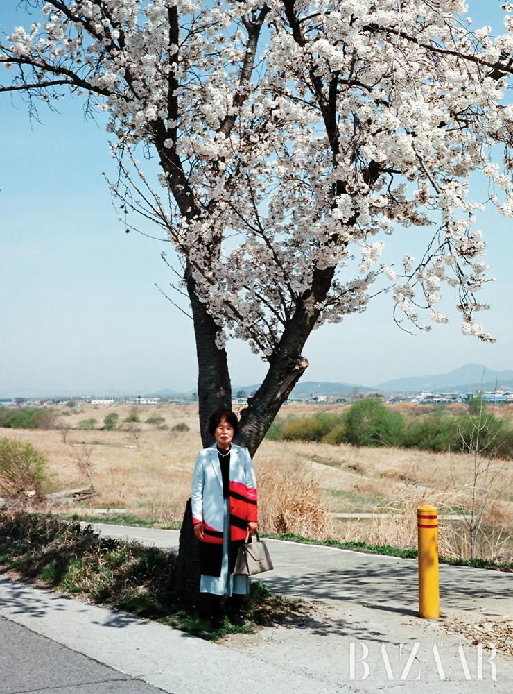 지난 추석에 사드린 원피스를 입으시고는 숙진리 논두렁을, 올봄에 사드린 코트를 입으시고는 아호리 뚝방을 걸었다. 드리스 반 노튼은 모르는 엄마의 런웨이.