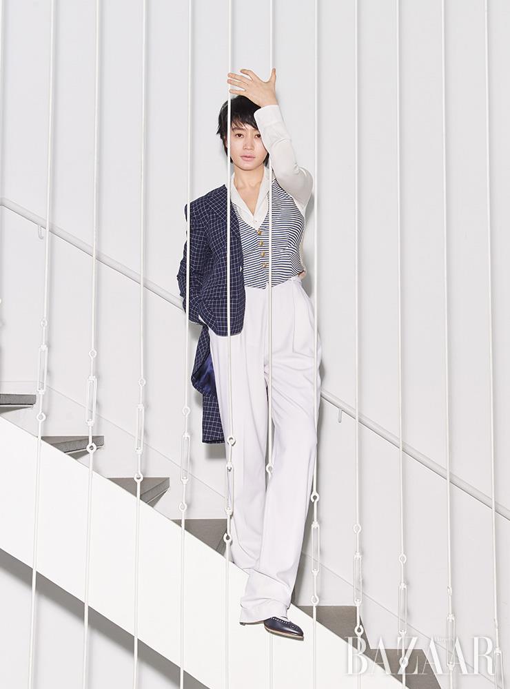 블라우스, 베스트, 팬츠, 블레이저, 펌프스는 모두 Ralph Lauren Collection.