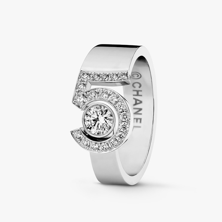 숫자 5 모티프가 돋보이는 ‘이터널 N°5’ 링은 Chanel Fine Jewelry.