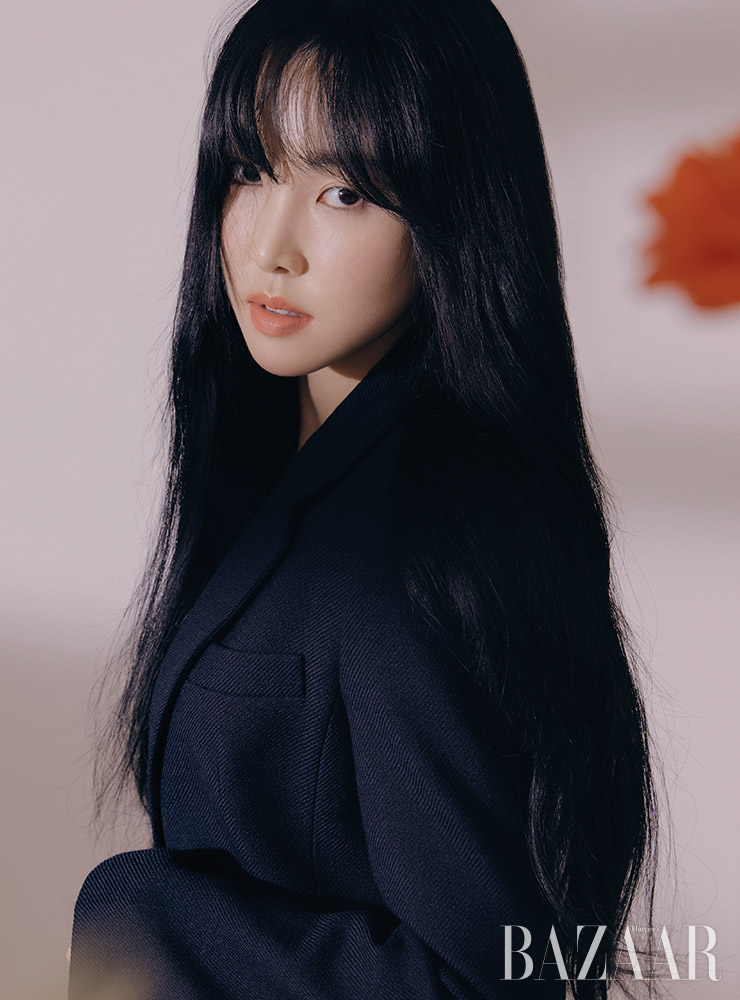 유주가 입은 재킷은 Happening.