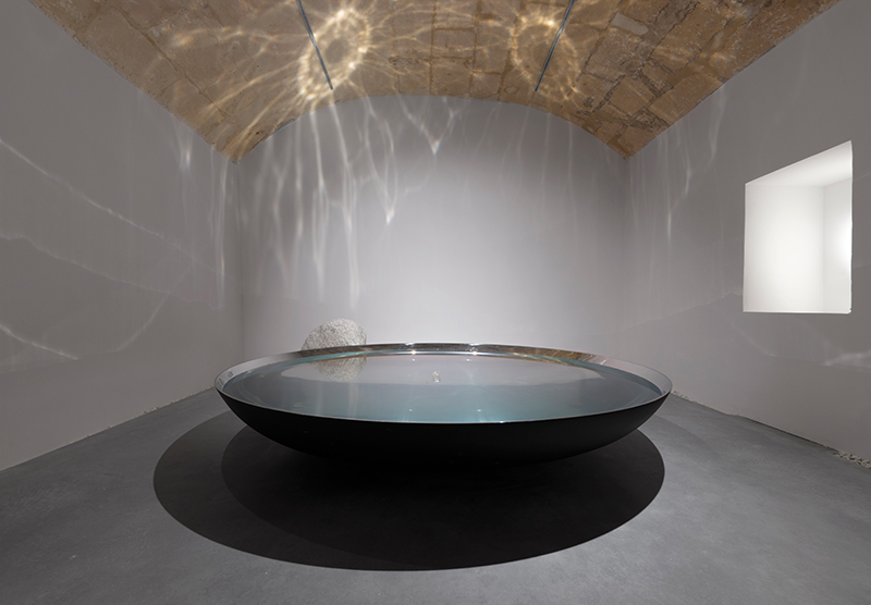 소리와 빛을 품은 조각 <Relatum - Infinity of The Vessel>, 2022. © Lee Ufan Arles 