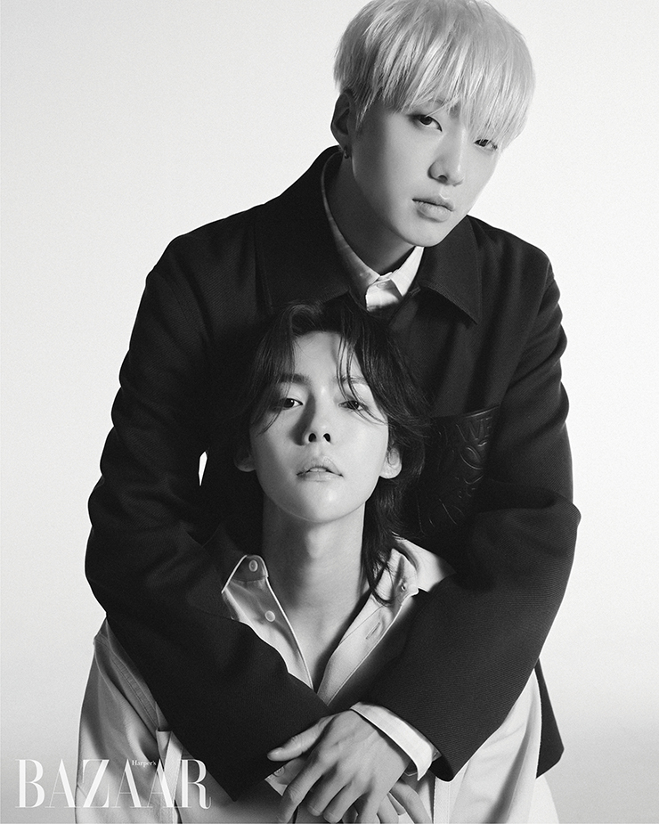 (위부터) 승윤이 입은 재킷은 3백30만원, 셔츠는 1백20만원, 진우가 입은 후디 셔츠는 1백40만원 모두 Loewe.