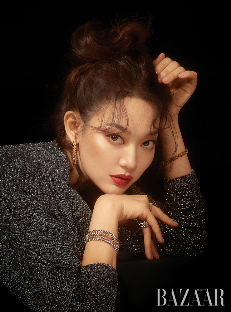 신민아가 착용한 핑크 골드 소재의 후프 이어링, 핑크 골드와 화이트 골드 소재의 브레이슬릿은 모두 ‘클래쉬 드 까르띠에’ 컬렉션으로 Cartier. 톱은 Isabel Marant. 