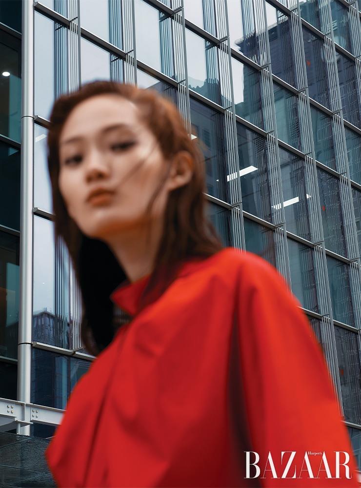 블라우스는 Tod’s.