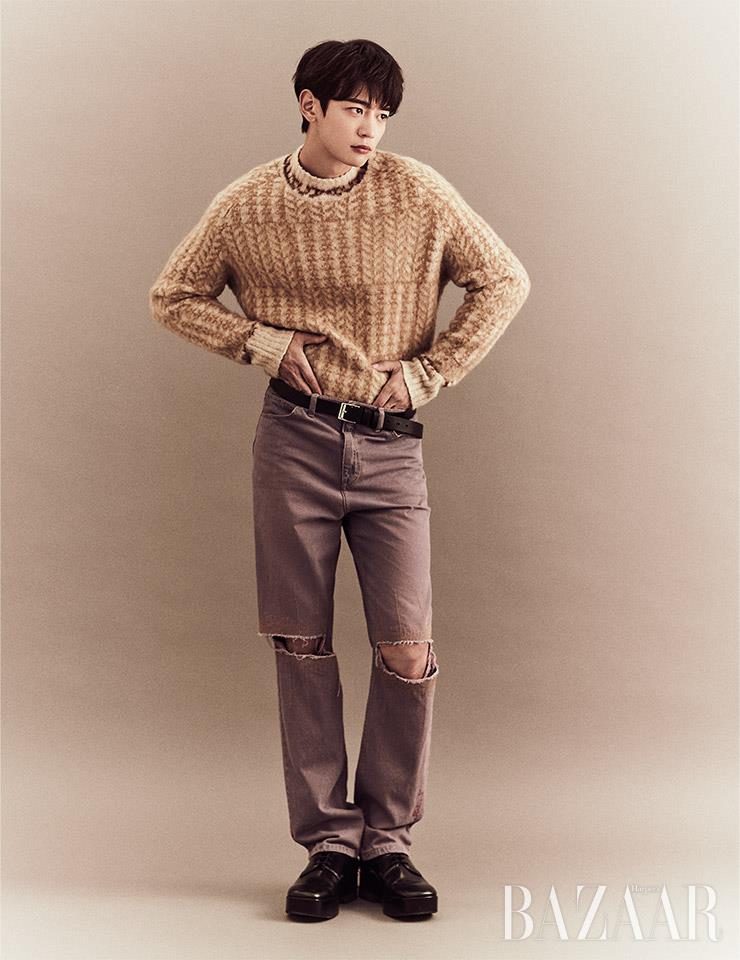 니트는 Acne Studios. 데님은 Badinbad. 더비 슈즈는 Prada. 벨트는 스타일리스트 소장품.