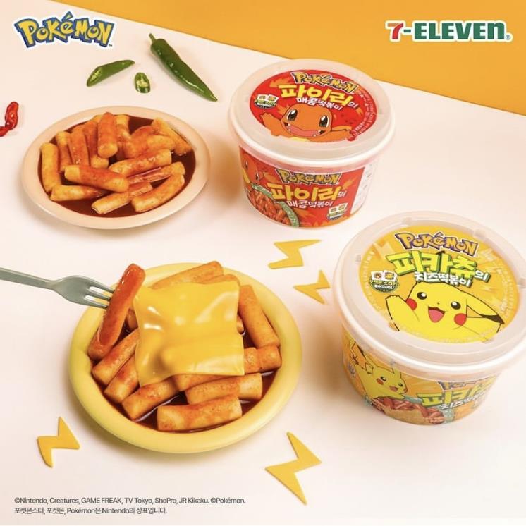 7ELEVEN 파이리의 매콤떡볶이 3천원. 피카츄의 치즈떡볶이 3천2백원. 포켓몬 스티커는 랜덤으로 들어있다. 
