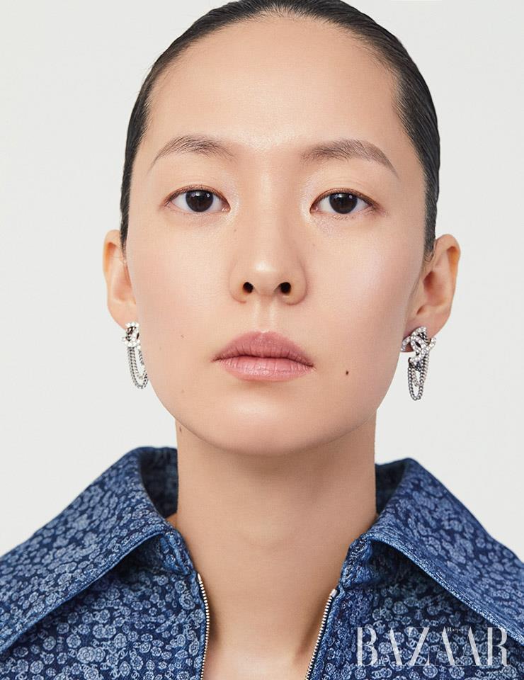프린트 데님 블루종, 체인 귀고리는 Chanel.