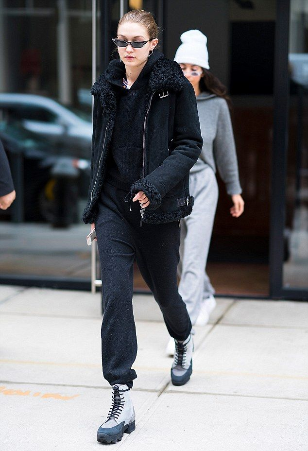 스포티한 무드에 콤배트 부츠로 포인트를 더한 지지 하디드