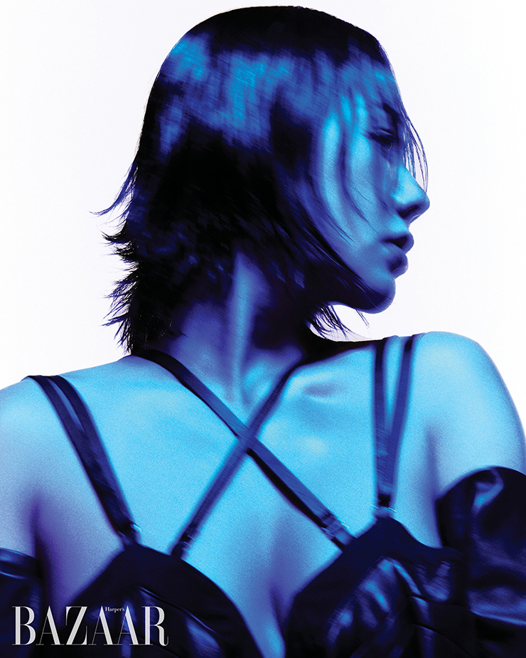 2020년 영화 <오케이 마담> 레더 드레스는 Lacage. 장갑은 Rick Owens.