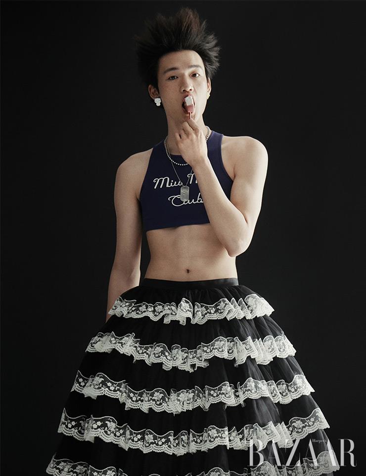 크롭트 니트 톱, 튤 스커트는 Miu Miu. 고양이와 별 스티커 귀고리는 Balenciaga. 목걸이는 에디터 소장품.