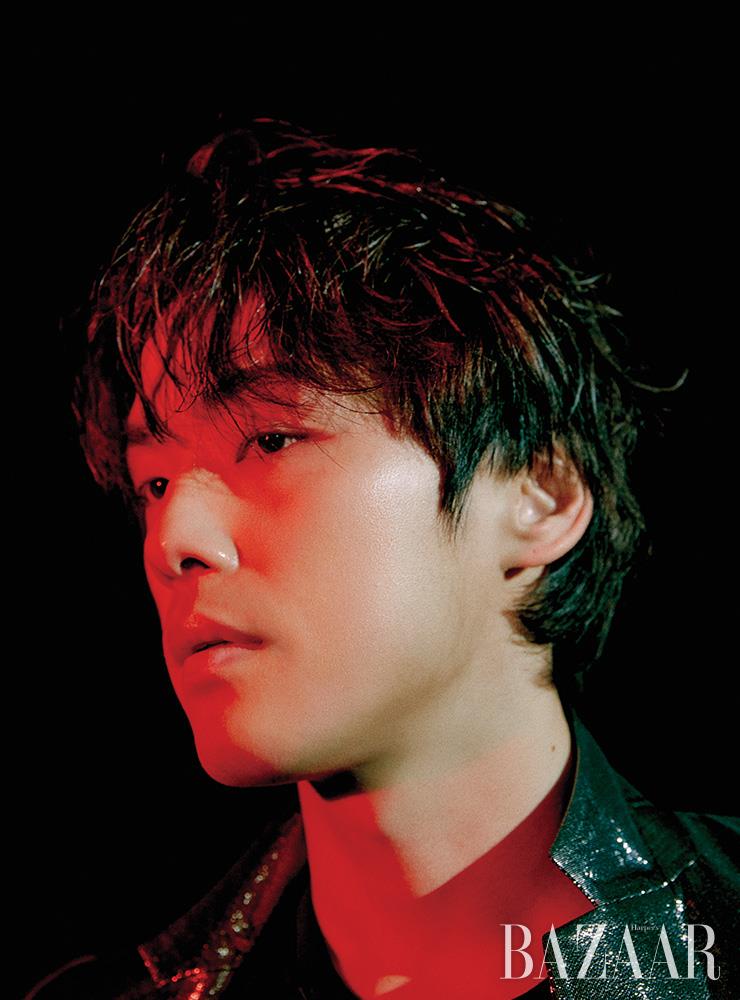재킷은 Kimseoryong. 티셔츠는 스타일리스트 소장품.