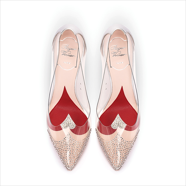 PVC 소재 펌프스는 Roger Vivier.