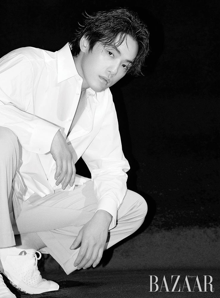 셔츠는 Valentino. 팬츠는 Marni by Mue. 슈즈는 Givenchy.