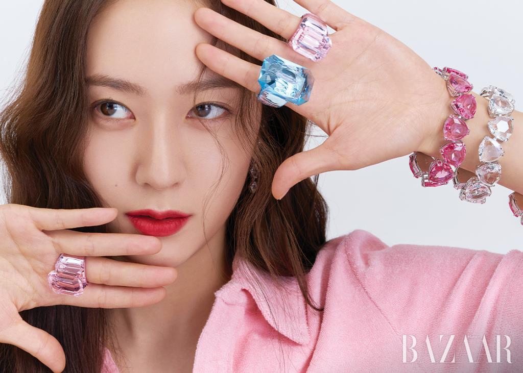 왼손 검지의 애쿼머린 컬러의 루센트’ 반지는 59만9천원, 왼손 약지와 오른손의 로잘린 컬러의 ‘루센트’ 반지는 각각 44만9천원, ‘밀레니아’ 귀고리는 18만9천원, ‘밀레니아’ 팔찌는 각각 67만9천원 모두 Swarovski. 피케셔츠는 Helmut Lang.