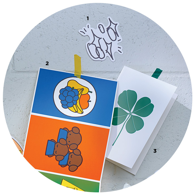 1 익살스럽고 솔직한 드로잉의 스티커는 3천원 Choo2sa by Seoul Sticker Shop. 2 캐릭터 미피의 물건과 친구들을 그린 그림 9장을 아코디언처럼 묶은 엽서는 7천5백원 Zero Per Zero by Rooming. 3 네잎클로버가 엠보 기법으로 표현된 선물용 카드는 7천원 Vitra by Rooming.