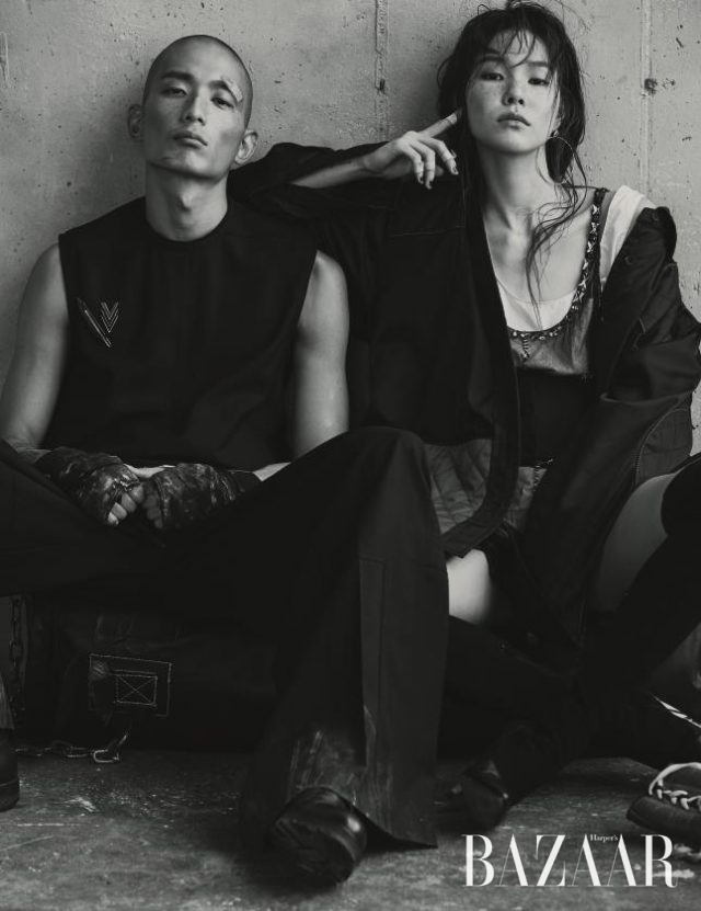 주얼 장식과 코르셋 등으로 스포티즘에 섬세함을 더할 것. (왼쪽부터) 점프수트는 Rick Owens, V 모티프 브로치는 26만9천원, 깃털 모티프 브로치는 57만5천원으로 모두 Louis Vuitton, 윙팁 부츠는 Hermès 제품. 주얼 디테일의 메시 드레스와 레이어링한 화이트 드레스는 가격 미정, 오버사이즈 점퍼는 2백60만원대로 모두 Prada, 코르셋은 Ports 1961, 링 귀고리는 Hermès, 사이하이 부츠는 Givenchy by Riccardo Tisci 제품.