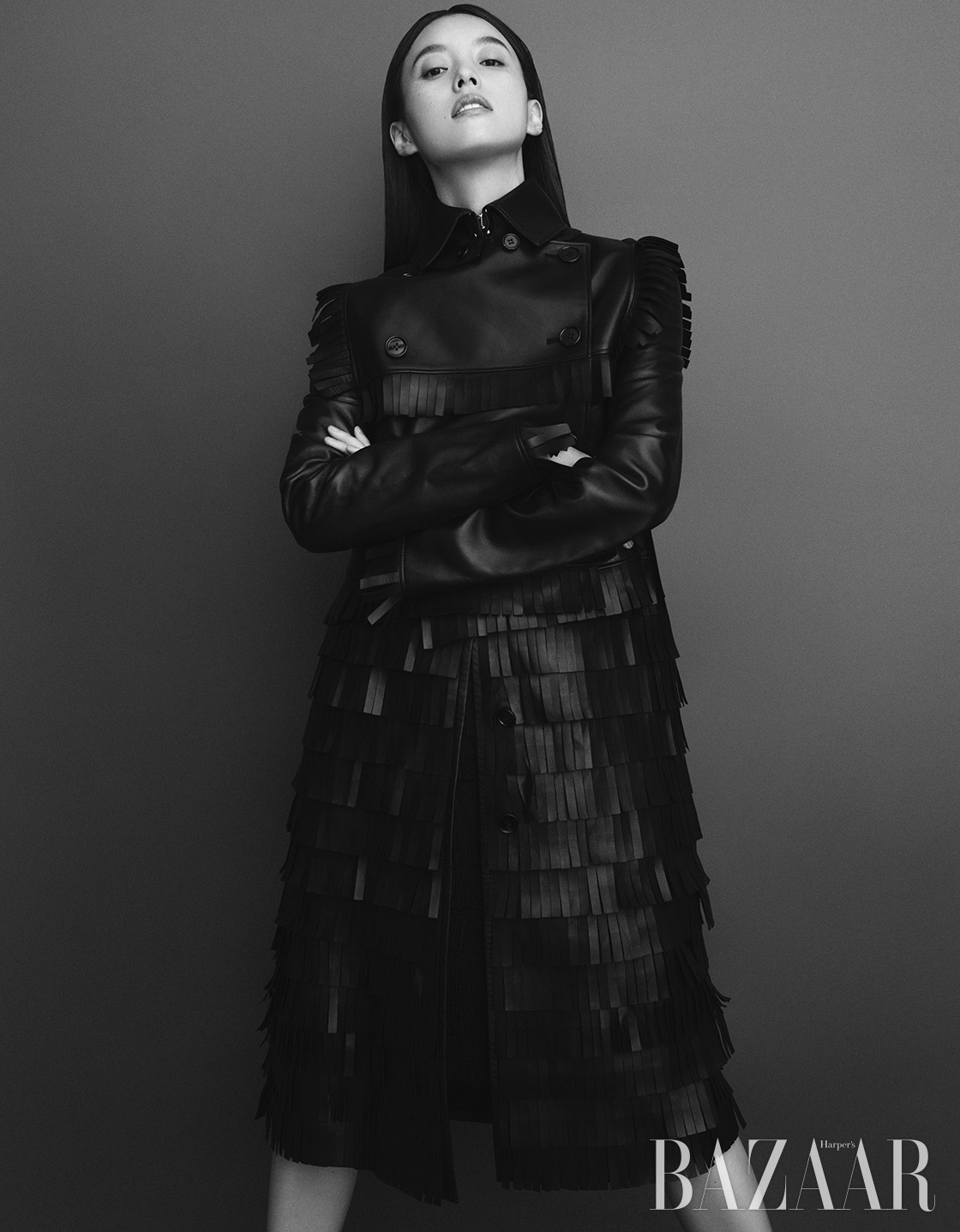 가죽 크롭트 트렌치코트, 프린지 스커트, 이너로 입은 슬리브리스 드레스는 모두 Burberry.